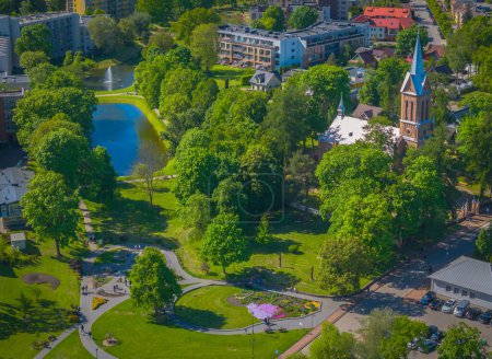Luftaufnahme der Stadt Birstonas am Ufer des Flusses Nemunas in Litauen. Es ist ein kleines SPA-Resort mit natürlichem Mineralwasser.