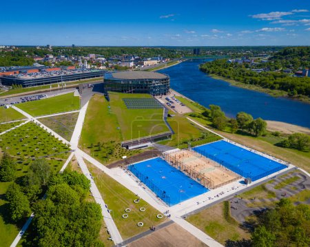 Foto de Outdoor basketball, tennis and volleyball courts in Nemunas island, Kaunas, located in Nemunas island in front of Zalgiris arena. Aerial drone photo - Imagen libre de derechos