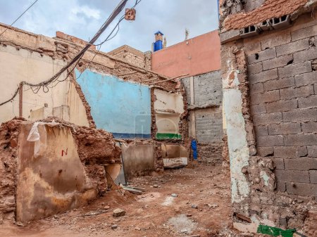 Ruines dégagées du bâtiment après le tremblement de terre à Marrakech, au Maroc. Maison résidentielle démolie