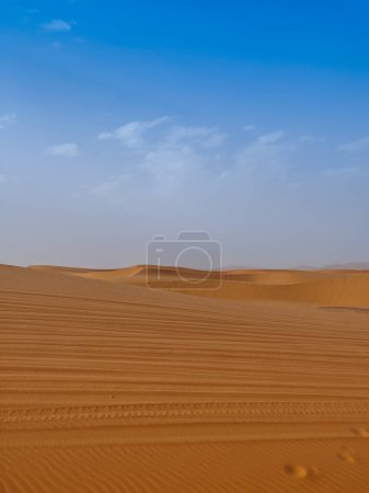 Schöner Blick auf Sanddünen mit Autospuren in der Sahara-Wüste, Merzouga, Marokko, Nordafrika