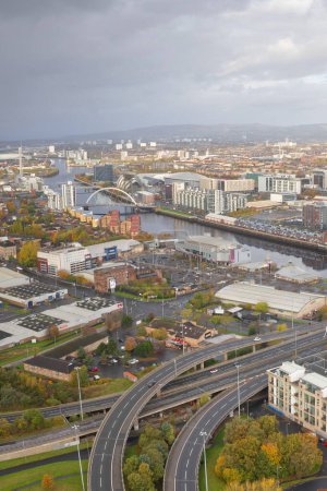 Téléchargez les photos : Vue aérienne de Glasgow montrant le pont Kingston au-dessus de la rivière Clyde et de l'autoroute M8, M74 Royaume-Uni - en image libre de droit