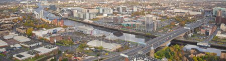 Téléchargez les photos : Vue aérienne du pont Kingston au-dessus de la rivière Clyde et de l'autoroute M8, M74 Royaume-Uni - en image libre de droit