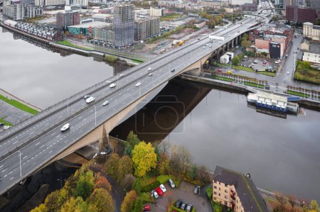 Téléchargez les photos : Vue aérienne du pont Kingston sur la rivière Clyde et l'autoroute M8, M74 - en image libre de droit