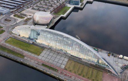 Téléchargez les photos : Glasgow Science Centre et tour sur la rivière Clyde vue aérienne - en image libre de droit