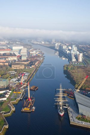 Téléchargez les photos : Musée des transports et grand navire sur la rivière Clyde Royaume-Uni - en image libre de droit