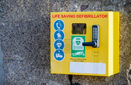 Defibrillator AED an Wand im öffentlichen Raum für Herz-Notfall-Wiederbelebung UK