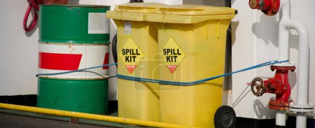 Téléchargez les photos : Kit de déversement poubelle jaune pour la santé et la sécurité des fuites de pollution chimique, pétrolière, diesel ou essence Royaume-Uni - en image libre de droit