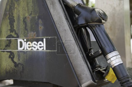 Foto de Bomba de combustible en el garaje durante la inflación de la gasolina y el aumento del precio del diesel Reino Unido - Imagen libre de derechos