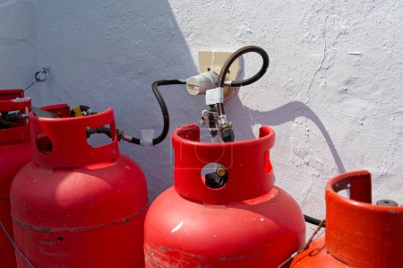Téléchargez les photos : Bouteilles de gaz propane hautement inflammables au parc de caravanes Royaume-Uni - en image libre de droit