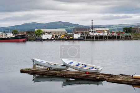 Téléchargez les photos : Deux bateaux à Port Glasgow à James Watt Dock Royaume-Uni - en image libre de droit