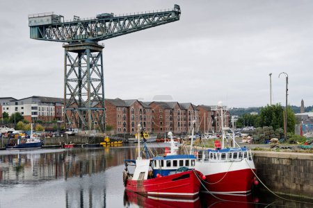 Téléchargez les photos : Crane in Port Glasgow at James Watt Dock UK - en image libre de droit