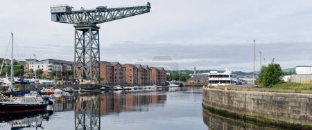 Téléchargez les photos : Crane in Port Glasgow at James Watt Dock UK - en image libre de droit