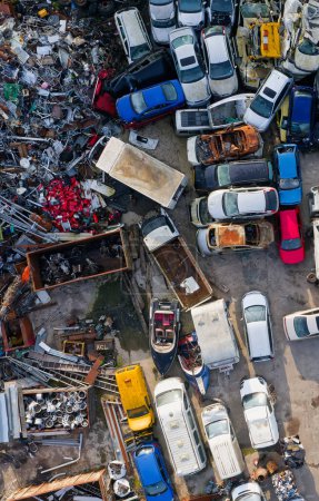 Téléchargez les photos : Scrap metal recycling compound viewed from above UK - en image libre de droit