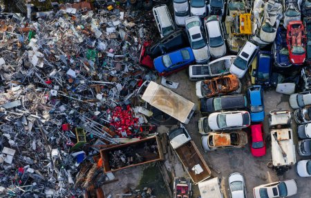 Téléchargez les photos : Scrap metal recycling compound viewed from above UK - en image libre de droit
