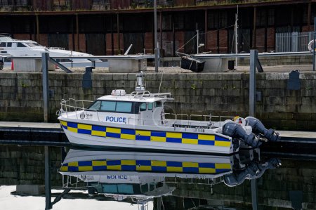 Foto de Bote de rescate de la policía amarrado en el puerto deportivo James Watt - Imagen libre de derechos