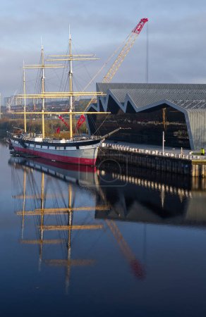 Téléchargez les photos : Glasgow, Royaume-Uni, 15 avril 2023, Musée des transports et grand voilier sur la rivière Clyde - en image libre de droit