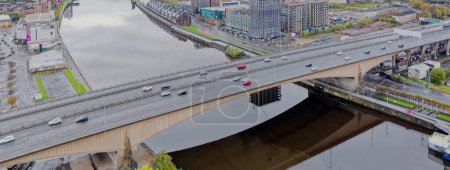 Téléchargez les photos : Vue aérienne du pont Kingston au-dessus de la rivière Clyde et de l'autoroute M8, M74 Royaume-Uni - en image libre de droit