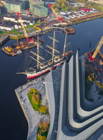 Téléchargez les photos : Musée des transports et grand navire sur la rivière Clyde - en image libre de droit