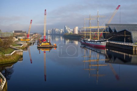 Téléchargez les photos : Musée des transports et grand navire sur la rivière Clyde - en image libre de droit