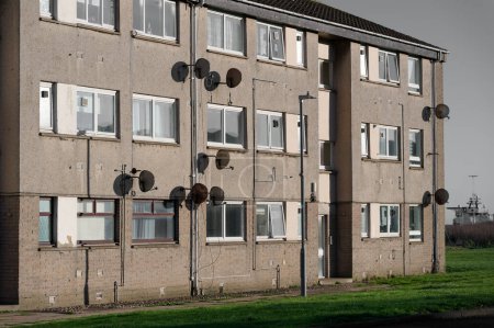 Téléchargez les photos : Antenne parabolique en groupe sur le mur de maison de conseil Royaume-Uni - en image libre de droit