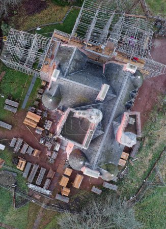 Téléchargez les photos : Craigievar Castle pendant les travaux de conservation pour peindre les murs rose Royaume-Uni - en image libre de droit