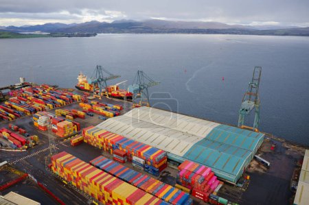 Téléchargez les photos : Conteneurs de stockage au port maritime prêts pour le transport de marchandises vers d'autres pays. Photo de haute qualité - en image libre de droit