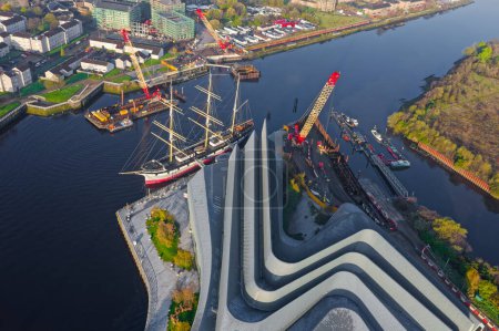 Téléchargez les photos : Glasgow, Royaume-Uni, 15 avril 2023, Musée des transports et grand voilier sur la rivière Clyde - en image libre de droit