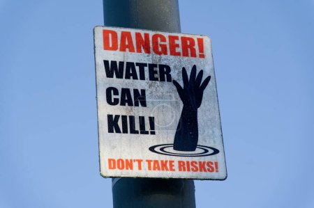 Téléchargez les photos : L'eau de danger peut tuer signe de sécurité contre ciel bleu Royaume-Uni - en image libre de droit