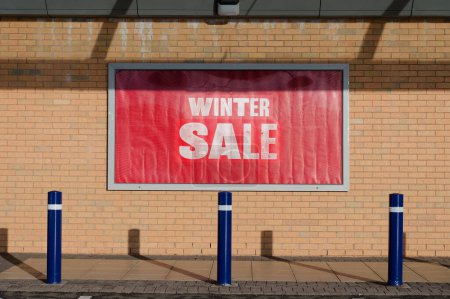 Téléchargez les photos : Panneau de vente d'hiver sur le mur du magasin dans le développement de détail Royaume-Uni - en image libre de droit