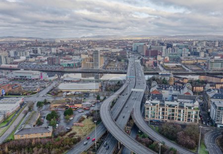 Téléchargez les photos : Glasgow, Royaume-Uni, 14 janvier 2024, Vue aérienne du pont Kingston au-dessus de la rivière Clyde et de l'autoroute M8, M74 Royaume-Uni - en image libre de droit