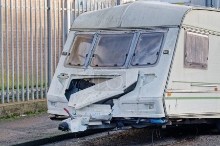 Caravane abandonnée et jetée dans la rue en attente d'être retirée Royaume-Uni