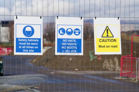 Gesundheits- und Sicherheitsrichtlinien für Baustellen Schilder am Zaun UK