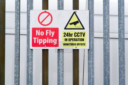 Pas de dumping ou de basculement de mouche des déchets et signe CCTV uk
