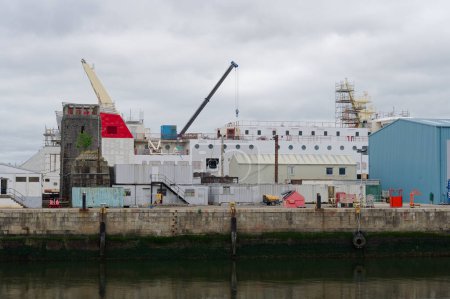 Construcción de buques y grúas en Greenock en el muelle de la orilla del mar Reino Unido