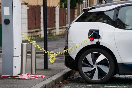 Téléchargez les photos : Point de recharge électrique pour voiture ou vélo gratuit dans l'espace de stationnement Royaume-Uni - en image libre de droit