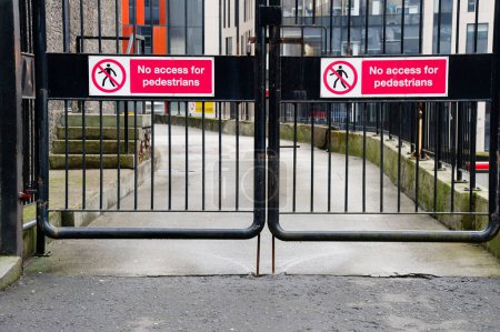 Téléchargez les photos : Pas d'accès pour les piétons signe à l'entrée du véhicule privé au bâtiment Royaume-Uni - en image libre de droit