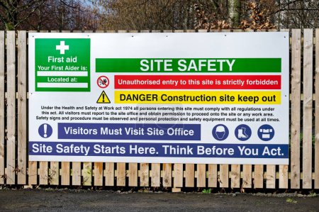 Gesundheits- und Sicherheitsrichtlinien für Baustellen Schilder am Zaun UK