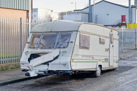 Caravane abandonnée et jetée dans la rue en attente d'être retirée Royaume-Uni