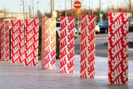 Téléchargez les photos : Panneau de vente sur les colonnes à l'extérieur dans le magasin UK - en image libre de droit