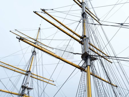 Mast Nahaufnahme der zusammengerollten Maske eines Großschiffs UK