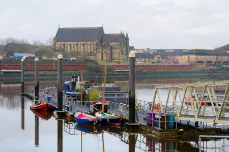 Jetty y barcos en el río Clyde en Govan Reino Unido