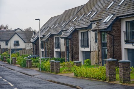 Nuevas viviendas en una fila en la urbanización recientemente terminada Reino Unido