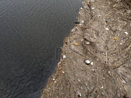 Müll, der auf dem Fluss Clyde in Glasgow schwimmt und das Wasser verschmutzt