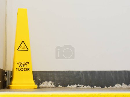 Foto de Aviso de seguridad del cono de piso húmedo de precaución en la escalera pública Reino Unido - Imagen libre de derechos
