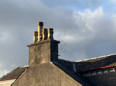 Téléchargez les photos : Pots de cheminée dans une rangée sur le toit de vieux bâtiment victorien Royaume-Uni - en image libre de droit