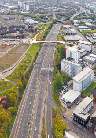 Fußgänger- und Fahrradbrücke über die Autobahn M8 in Glasgow von oben gesehen