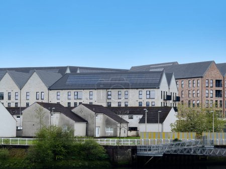 Moderne Wohnungen neben alten Gemeindehäusern in Govan am Fluss Clyde UK