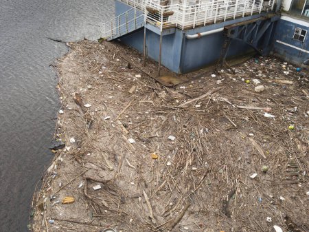 Müll, der auf dem Fluss Clyde in Glasgow schwimmt und das Wasser verschmutzt