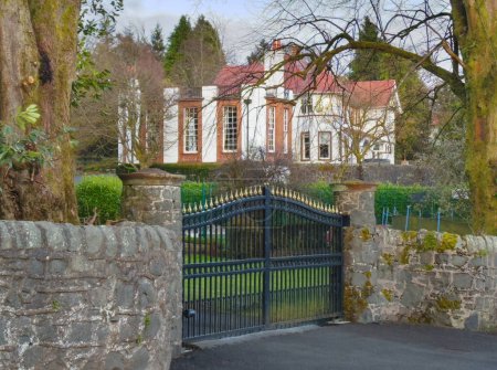 Téléchargez les photos : Luxury mansion house in rural countryside in Kilmacolm UK - en image libre de droit