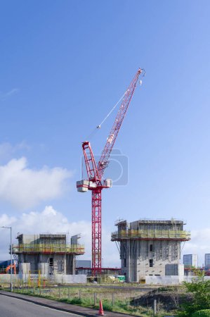Turmdrehkran hoch am Himmel auf Baustelle in Großbritannien